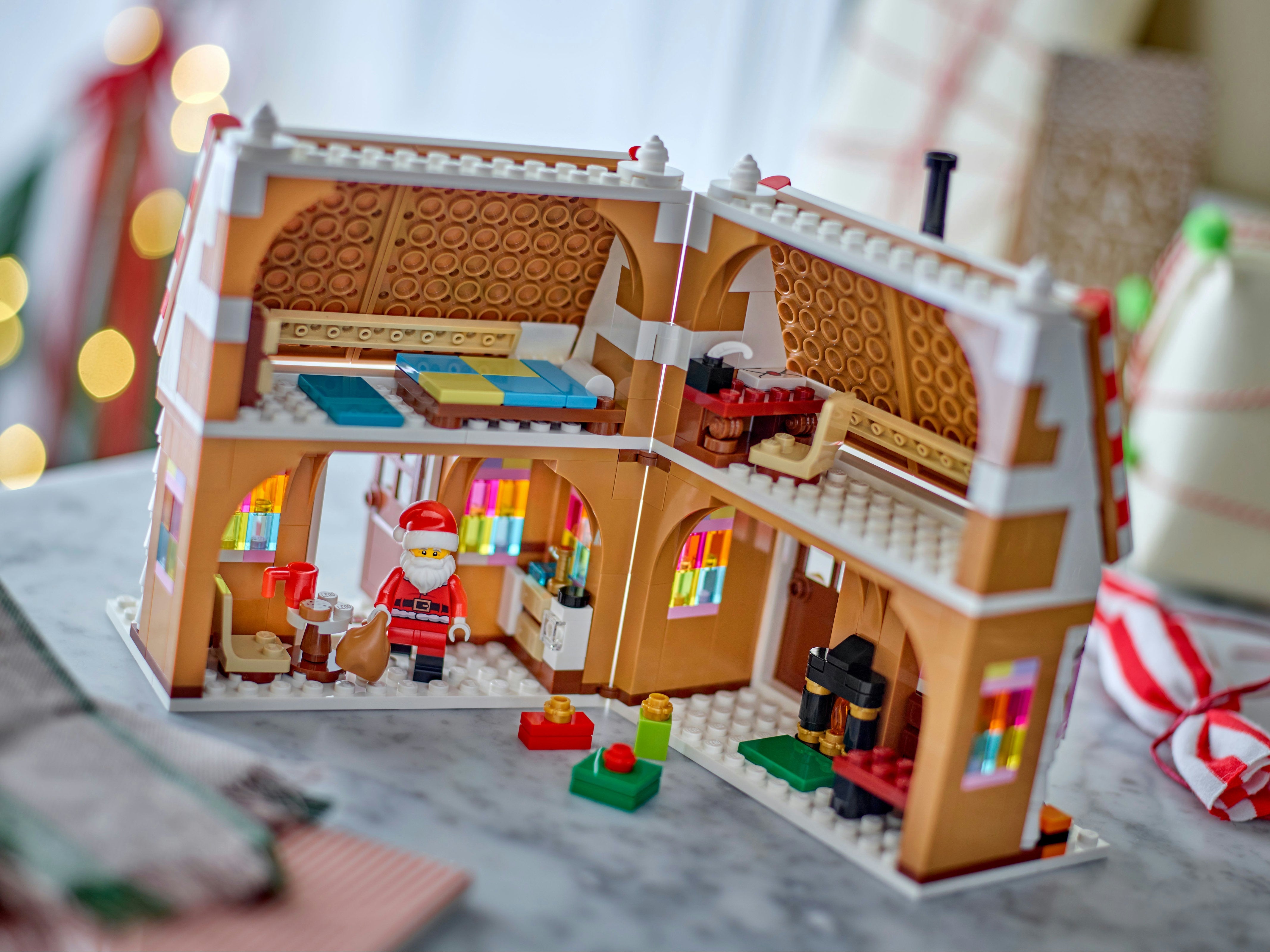 40809 Festive Gingerbread House